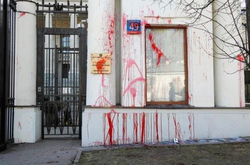 Rusiyanın Kanadakı səfirliyinə qırmızı boya atıldı