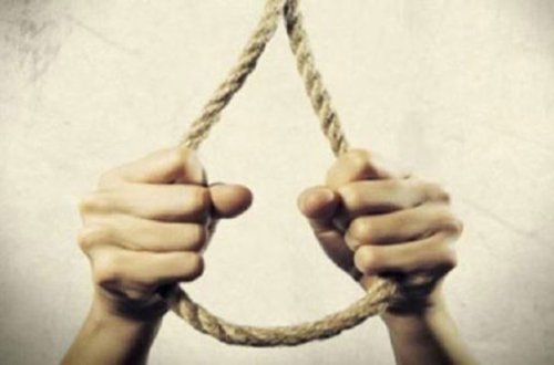 58 yaşlı qadın özünü asdı