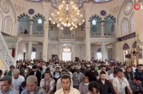 Tokio məscidində iki dəfə bayram namazı qılındı