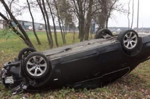 Yardımlıda avtomobil dərəyə aşıb, bir ailənin 3 üzvü xəsarət alıb