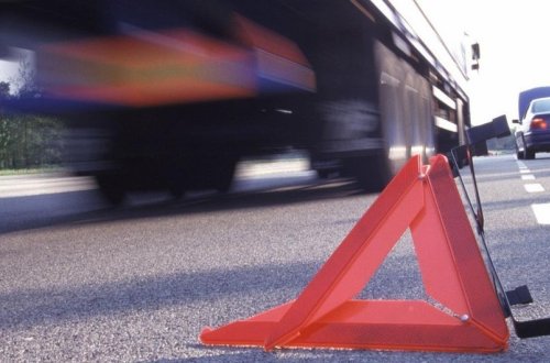 Bakıda yük avtomobili ilə minik maşını toqquşub, 2 nəfər ölüb