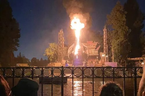 Disneylenddə yanan mexaniki əjdaha panikaya səbəb olub