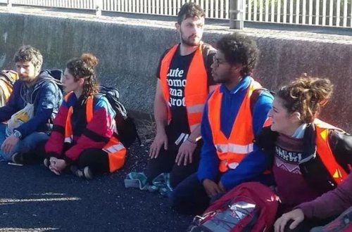 İqlim fəalları İtaliyada yolu bağlayıb