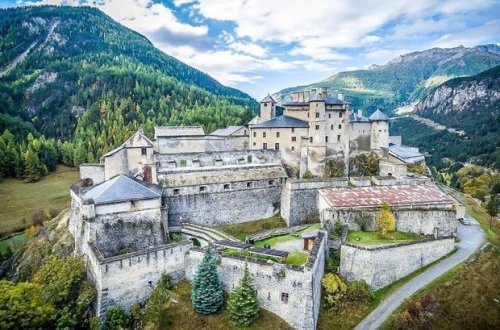 Fransada cadugərlərin yandırıldığı tarixi qala satılır - FOTO