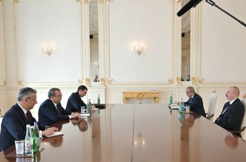 İlham Əliyev Özbəkistanın “Uzavtosanoat” Səhmdar Cəmiyyətinin İdarə Heyətinin sədrini qəbul edib - YENİLƏNİB