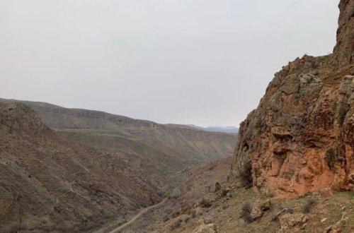 Tacikistanda mikroavtobus 200 metr hündürlükdən yuvarlandı: Çox sayda ölü və yaralı var