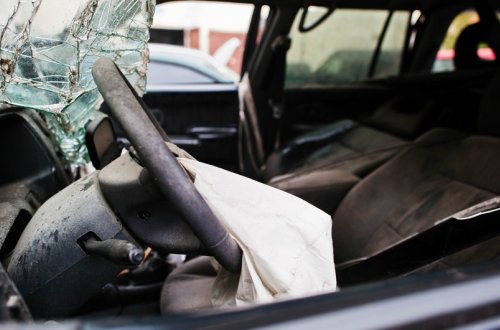 Cəlilabadda avtomobil daş hasara çırpılıb, ata və övladı xəsarət alıb