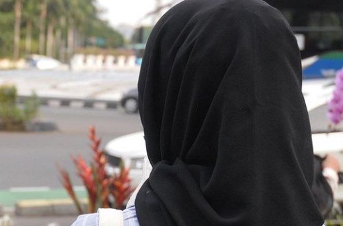 Berlində hicablı müsəlman qadına hücum edilib