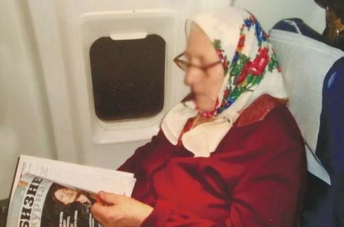 Nənə hərəkətdə olan təyyarədə düymələri səhv salıb qapını açdı - FOTO