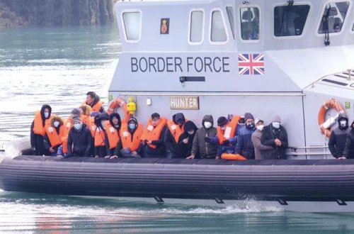 Britaniya qaçqınları gəmilərə mindirəcək