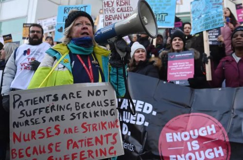 İngiltərədə səhiyyə işçiləri hökumətin maaş artımı təklifini qəbul etdilər