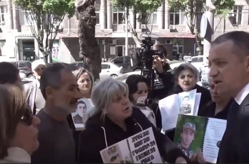 Ermənistanda ölən əsgərlərin yaxınları aksiya keçirir