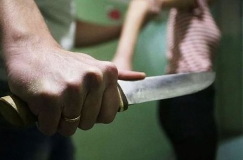 Bakıda DƏHŞƏT: Qısqanc ər bıçağı arvadının kürəyinə sancdı