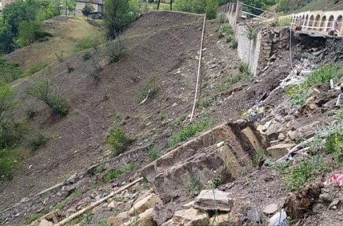 Yardımlıda torpaq sürüşməsi olub, yolda hərəkət məhdudlaşıb