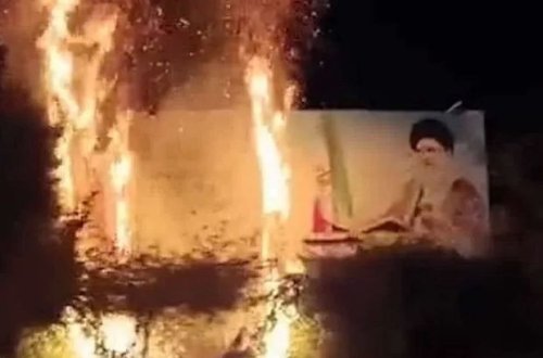 İranda Xameneinin şəkli olan banner yandırıldı - VİDEO