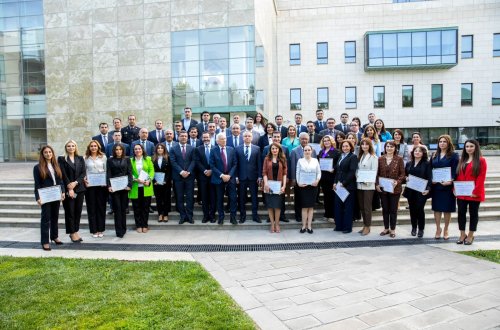 Mətbuat xidmətlərnin rəhbərləri üçün təşkil edilən master-klasın iştirakçılarına sertifikatlar təqdim olunub