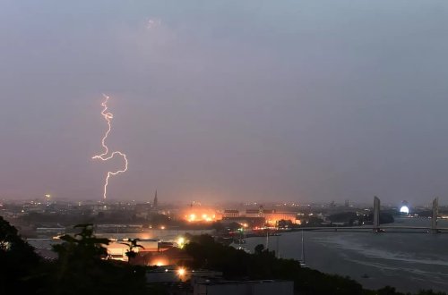 Fransada son 24 saatda 25 mindən çox ildırım düşüb