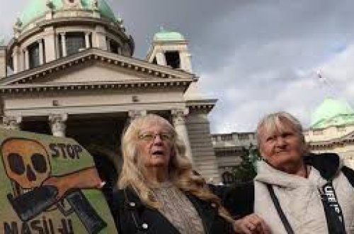 Serbiyadakı silahlı hücumlardan sonra insanlar küçələrə axışıb