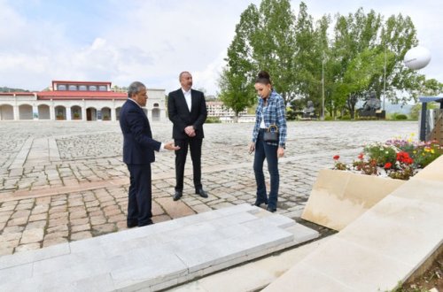 İlham Əliyev və Mehriban Əliyeva Şuşada Xüsusi nümayəndəliyin binasının önündə görüləcək işlərlə tanış olublar