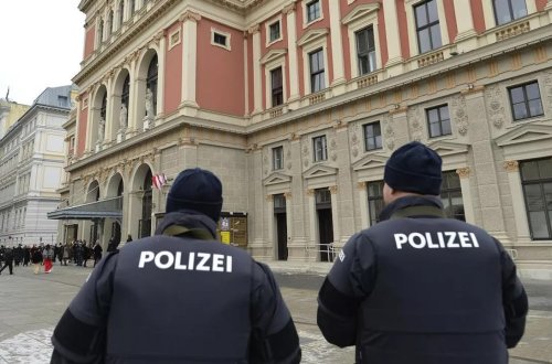 Avstriya polisi nasist təbliğatı aparan 10 nəfərin evinə basqın edib