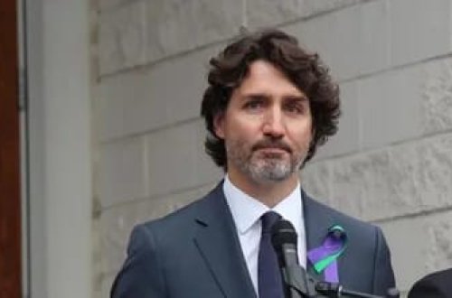 Kanadanın baş nazirinə daş atan şəxsə ev həbsi verildi