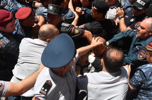 Ermənistanda bir qrup insan 44 günlük müharibənin nəticələrinə görə aksiya keçirir