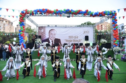 Nəsimi rayonunda Ulu Öndər Heydər Əliyevin anadan olmasının 100 illiyinə həsr olunmuş  möhtəşəm  konsert  və atəşfəşanlıq keçirilib