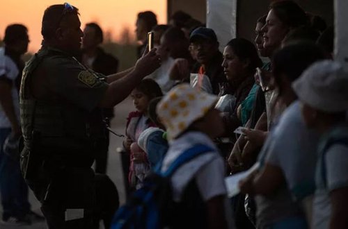 60 mindən çox immiqrant ABŞ-Meksika sərhədinə axın edib