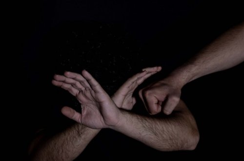 Bakıda sürücü müştərini döyərək telefonunu əlindən alınıb