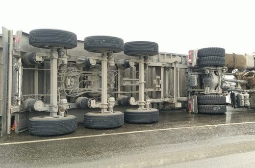 Biləsuvarda yük avtomobili aşıb, xəsarət alan var