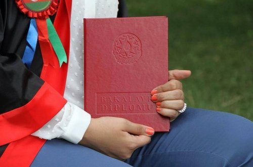 Ali məktəbi qırmızı diplomla bitirənlərə əlavə hüquq verilməsi təklif edilib