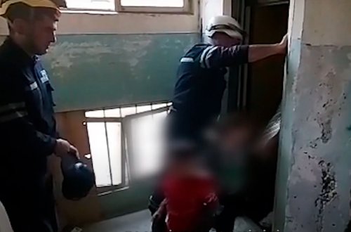 Liftdə qalan uşaqlar belə xilas edildi - Video