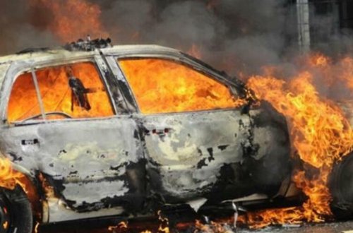 Qubada iki avtomobil toqquşub, biri yanıb