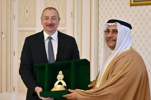 Yalnız ərəb dövlətlərinin liderlərinə verilən hədiyyə müstəsna hal kimi Azərbaycan Prezidentinə təqdim edilib