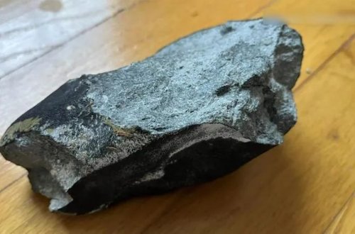 Evə 4,5 milyard illik meteorit düşüb