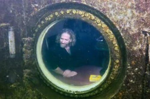 Universitet professoru 74 gün su altında yaşadı