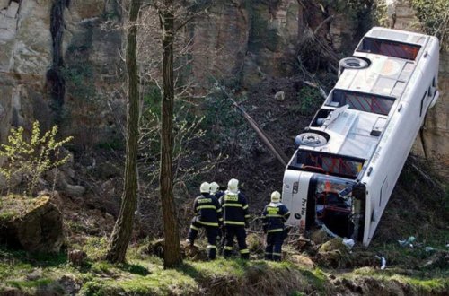 Peruda mikroavtobus qəzaya uğrayıb, 10 nəfər ölüb