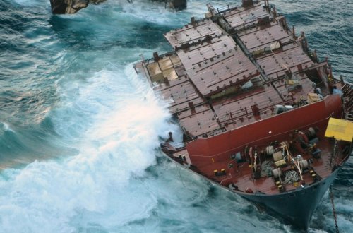 Почти 40 человек числятся пропавшими без вести после аварии судна КНР в Индийском океане