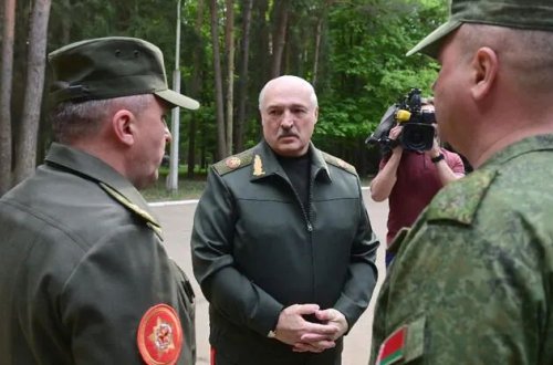 Səhhəti müzakirə edilən Belarus prezidenti Lukaşenko ortaya çıxıb