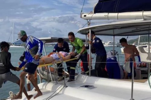 Phuketdə turistləri daşıyan sürətli qayıq mayak üzərinə çırpılıb