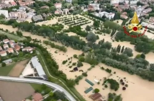 İtaliyada daşqından sonra xilasetmə işləri davam edir