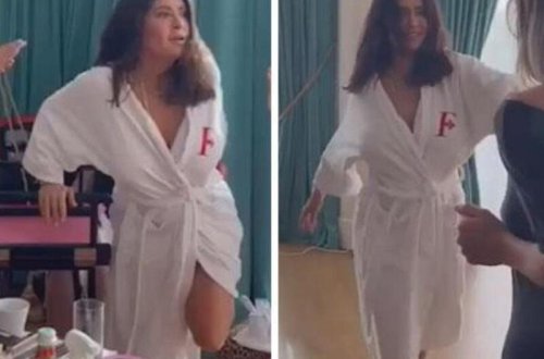 Hamam xalatında rəqs edən Salma Hayekin dəfələrlə sinəsi açıldı - VİDEO