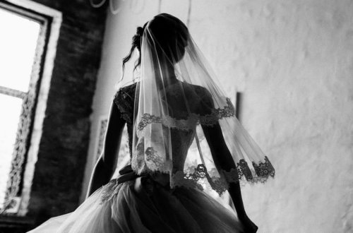 Mərkəz rəhbəri qızların erkən ərə verilməsinə görə valideynləri günahlandırıb