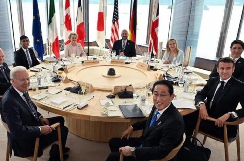 Hippopotamus qayığa hücum edib: 1 ÖLÜ