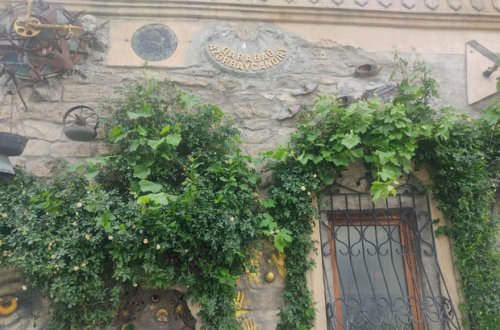 İçərişəhərdə divara quraşdırılmış “dəmir yumruq” söküldü - FOTO