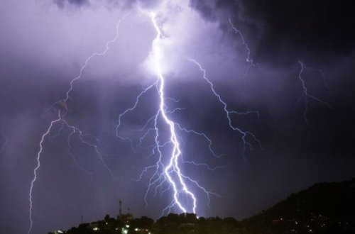 Evi ildırım vurması kameraya düşdü - VİDEO