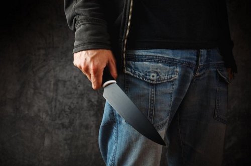 Bakıda kişi dava zamanı başından bıçaqlanıb