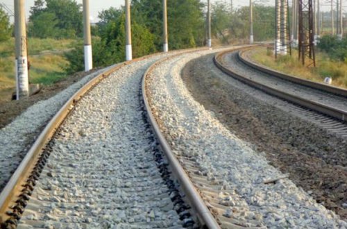 Özünü qatarın altına atıb öldürdü