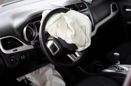 Ələt-Astara yolunda minik avtomobili yük maşınına çırpılıb, yaralılar var