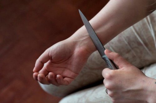 Bakıda qadın rəfiqəsi zəngə cavab vermədiyi üçün özünü doğradı